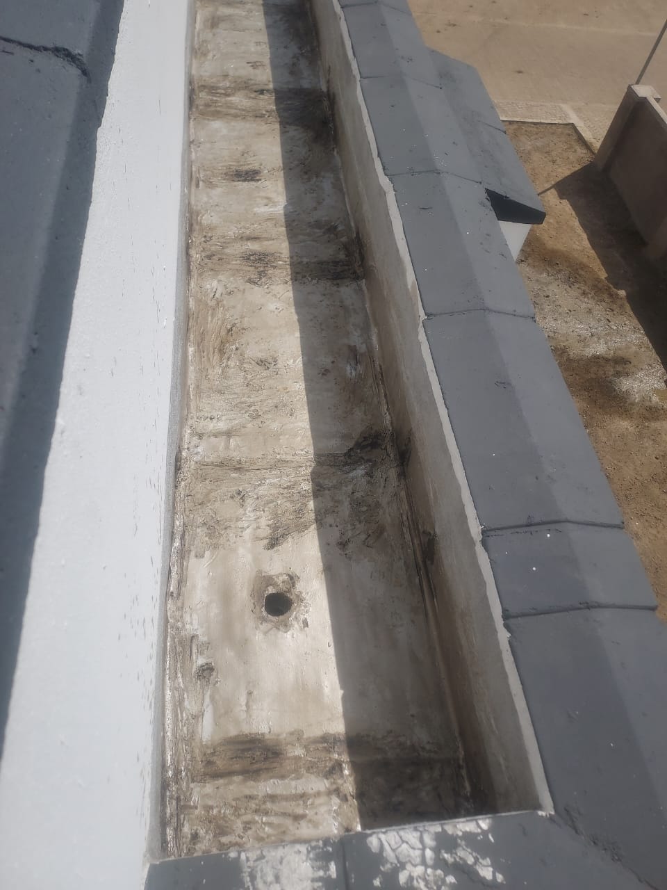 Roof channel surface and drainage opening